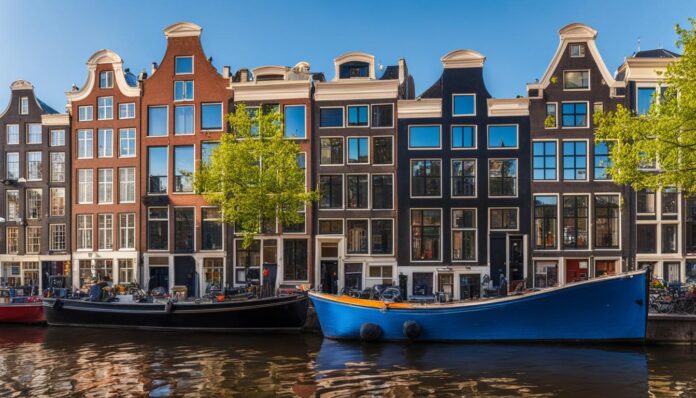 Best time to visit Amsterdam for pleasant weather and fewer crowds?